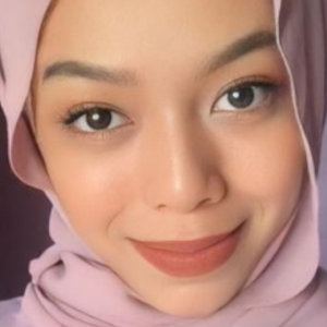 Nurul Sazrinna Mohd Athnin menyambung pengajian Diploma Teknologi Seni Reka Fesyen di Kolej Widad, Kuantan Pahang