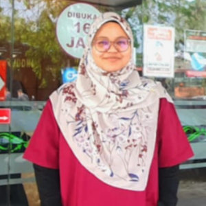 Irdina Mohd Hanafiah menyambung pengajian Diploma Farmasi di Kolej Universiti Widad, Kuantan Pahang