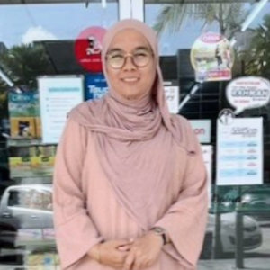 Anis Haziratul Qursyiah Norjubaidi menyambung pengajian Diploma Farmasi di Kolej Universiti Widad, Kuantan Pahang