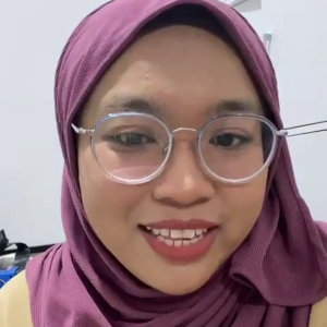 Dr. Nur Aina Syafiqah Jamian menyambung pengajian Ijazah Sarjana Muda Perubatan dan Sarjana Muda Pembedahan (MBBS) di Kolej Universiti Widad, Kuantan Pahang